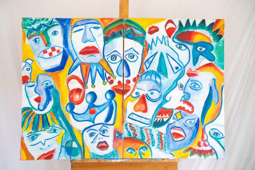 Maskers van een theater, kleurrijk tweeluik, veel expressies