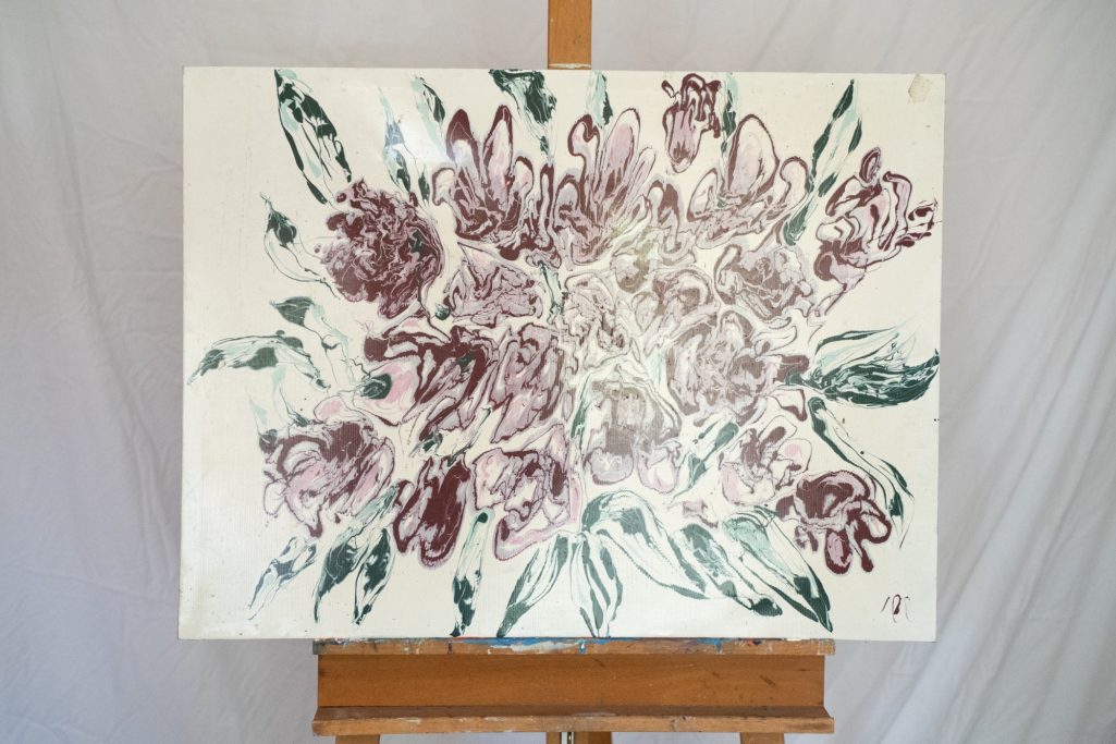 Expressionistisch boeket bloemen, hoogglans lak. Groen, rood en wit